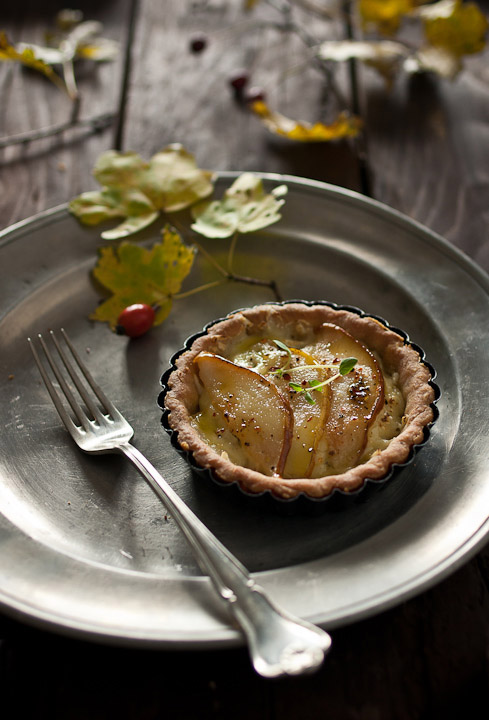 Kukuruzni tart s kruškama i cheddarom