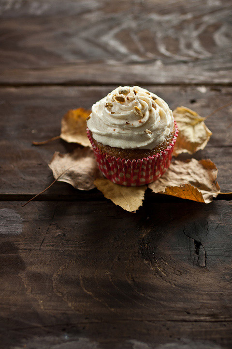 Cupcakes od bundeve s kremom od cimeta i ušećerenim sjemenkama bundeve