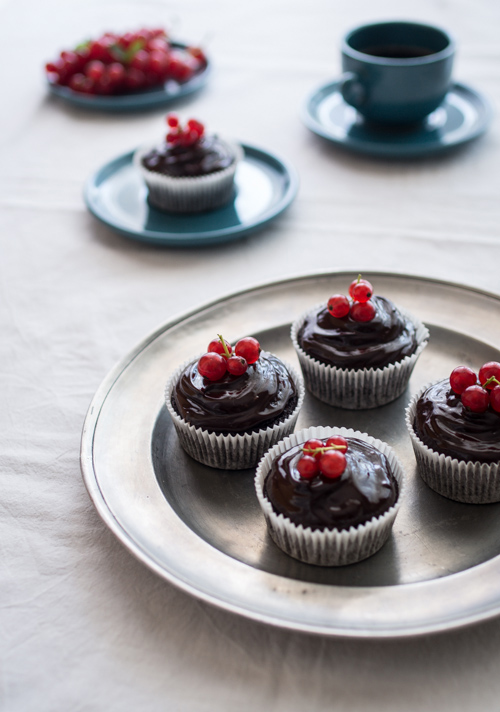 Cupcakes od čokolade i crvenog ribiza